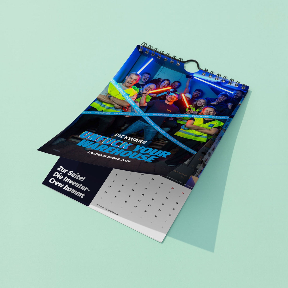 Pickware Lagerkalender 2026 mit Titelbild „Unfuck your Warehouse“ und Kalenderblatt